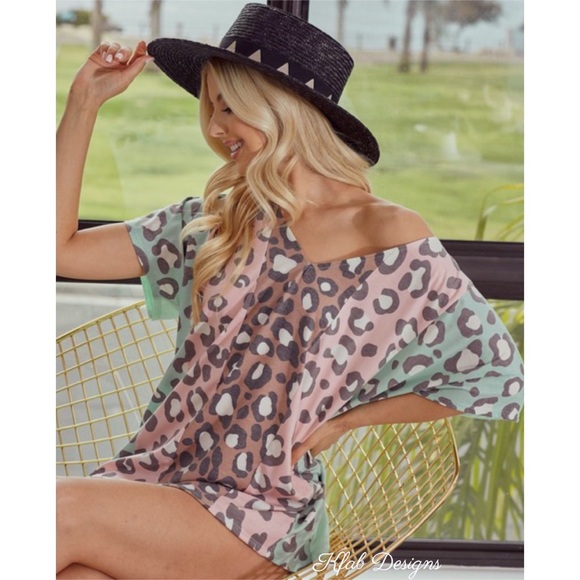 ❤️LAST 2! V Neck Leopard Print Super Soft Color Block Top! - Picture 7 of 15